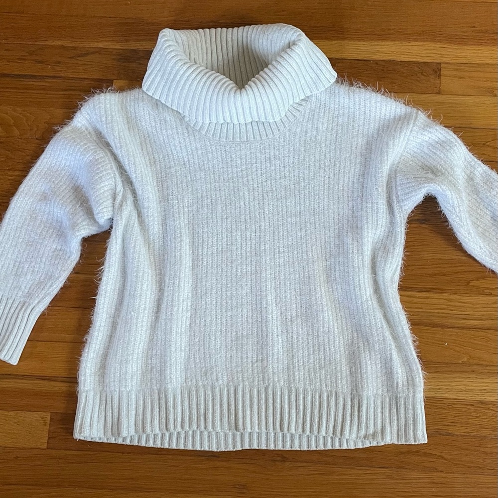 Calvin Klein White Turtleneck with Silver Thread detail Sweater size Large